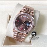 Đồng Hồ Rolex Day-Date 36mm 118235 Rep 1:1 Cao Cấp Vỏ Vàng Hồng Niềng Bezel Đính Đá Mặt Nâu Chocolate Cọc Số Đính Đá Và Ruby Đỏ Dây Kim Loại