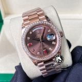 Đồng Hồ Rolex Day-Date 36mm 118235 Rep 1:1 Cao Cấp Vỏ Vàng Hồng Niềng Bezel Đính Đá Mặt Nâu Chocolate Cọc Số Đính Đá Và Ruby Đỏ Dây Kim Loại