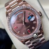 Đồng Hồ Rolex Day-Date 36mm 118235 Rep 1:1 Cao Cấp Vỏ Vàng Hồng Niềng Bezel Đính Đá Mặt Nâu Chocolate Cọc Số Đính Đá Và Ruby Đỏ Dây Kim Loại
