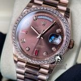 Đồng Hồ Rolex Day-Date 36mm 118235 Rep 1:1 Cao Cấp Vỏ Vàng Hồng Niềng Bezel Đính Đá Mặt Nâu Chocolate Cọc Số Đính Đá Và Ruby Đỏ Dây Kim Loại