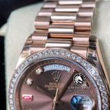 Đồng Hồ Rolex Day-Date 36mm 118235 Rep 1:1 Cao Cấp Vỏ Vàng Hồng Niềng Bezel Đính Đá Mặt Nâu Chocolate Cọc Số Đính Đá Và Ruby Đỏ Dây Kim Loại