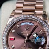 Đồng Hồ Rolex Day-Date 36mm 118235 Rep 1:1 Cao Cấp Vỏ Vàng Hồng Niềng Bezel Đính Đá Mặt Nâu Chocolate Cọc Số Đính Đá Và Ruby Đỏ Dây Kim Loại