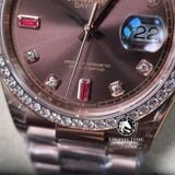 Đồng Hồ Rolex Day-Date 36mm 118235 Rep 1:1 Cao Cấp Vỏ Vàng Hồng Niềng Bezel Đính Đá Mặt Nâu Chocolate Cọc Số Đính Đá Và Ruby Đỏ Dây Kim Loại