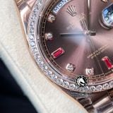 Đồng Hồ Rolex Day-Date 36mm 118235 Rep 1:1 Cao Cấp Vỏ Vàng Hồng Niềng Bezel Đính Đá Mặt Nâu Chocolate Cọc Số Đính Đá Và Ruby Đỏ Dây Kim Loại