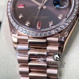 Đồng Hồ Rolex Day-Date 36mm 118235 Rep 1:1 Cao Cấp Vỏ Vàng Hồng Niềng Bezel Đính Đá Mặt Nâu Chocolate Cọc Số Đính Đá Và Ruby Đỏ Dây Kim Loại