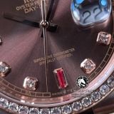 Đồng Hồ Rolex Day-Date 36mm 118235 Rep 1:1 Cao Cấp Vỏ Vàng Hồng Niềng Bezel Đính Đá Mặt Nâu Chocolate Cọc Số Đính Đá Và Ruby Đỏ Dây Kim Loại
