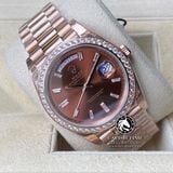 Đồng Hồ Rolex Day-Date 40mm 228345RBR-0006 Rep 1:1 Cao Cấp Vỏ Vàng Hồng Niềng Đính Đá Mặt Nâu Chocolate Cọc Số Đính Đá Baguette Dây Kim Loại
