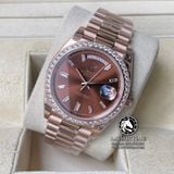 Đồng Hồ Rolex Day-Date 40mm 228345RBR-0006 Rep 1:1 Cao Cấp Vỏ Vàng Hồng Niềng Đính Đá Mặt Nâu Chocolate Cọc Số Đính Đá Baguette Dây Kim Loại