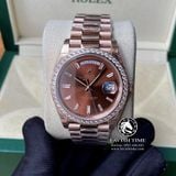 Đồng Hồ Rolex Day-Date 40mm 228345RBR-0006 Rep 1:1 Cao Cấp Vỏ Vàng Hồng Niềng Đính Đá Mặt Nâu Chocolate Cọc Số Đính Đá Baguette Dây Kim Loại