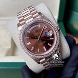 Đồng Hồ Rolex Day-Date 40mm 228345RBR-0006 Rep 1:1 Cao Cấp Vỏ Vàng Hồng Niềng Đính Đá Mặt Nâu Chocolate Cọc Số Đính Đá Baguette Dây Kim Loại