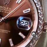 Đồng Hồ Rolex Day-Date 40mm 228345RBR-0006 Rep 1:1 Cao Cấp Vỏ Vàng Hồng Niềng Đính Đá Mặt Nâu Chocolate Cọc Số Đính Đá Baguette Dây Kim Loại