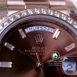 Đồng Hồ Rolex Day-Date 40mm 228345RBR-0006 Rep 1:1 Cao Cấp Vỏ Vàng Hồng Niềng Đính Đá Mặt Nâu Chocolate Cọc Số Đính Đá Baguette Dây Kim Loại