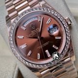 Đồng Hồ Rolex Day-Date 40mm 228345RBR-0006 Rep 1:1 Cao Cấp Vỏ Vàng Hồng Niềng Đính Đá Mặt Nâu Chocolate Cọc Số Đính Đá Baguette Dây Kim Loại