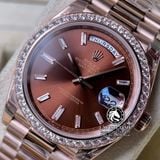 Đồng Hồ Rolex Day-Date 40mm 228345RBR-0006 Rep 1:1 Cao Cấp Vỏ Vàng Hồng Niềng Đính Đá Mặt Nâu Chocolate Cọc Số Đính Đá Baguette Dây Kim Loại