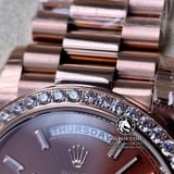 Đồng Hồ Rolex Day-Date 40mm 228345RBR-0006 Rep 1:1 Cao Cấp Vỏ Vàng Hồng Niềng Đính Đá Mặt Nâu Chocolate Cọc Số Đính Đá Baguette Dây Kim Loại