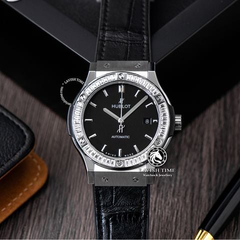 Đồng Hồ Hublot Classic Fusion 42mm Rep 1:1 Chế Tác Vỏ Bạc Độ Viền Bezel Kim Cương Thiên Nhiên Baguette - Moissanite 542.NX.1171.LR