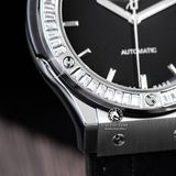 Đồng Hồ Hublot Classic Fusion 42mm Rep 1:1 Chế Tác Vỏ Bạc Độ Viền Bezel Kim Cương Thiên Nhiên Baguette - Moissanite 542.NX.1171.LR