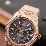 Đồng Hồ Rolex Sky-Dweller 42mm 336935-0008 Rep 1:1 Chế Tác Vỏ Vàng Hồng Mặt Xám Dây 5 mắt Jubilee