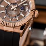 Đồng Hồ Rolex Sky-Dweller 42mm 336235-0002 Rep 1:1 Chế Tác Vỏ Vàng Hồng Mặt Nâu Chocolate Dây Cao Su Oysterflex