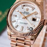 Đồng Hồ Rolex Day-Date 40mm 228235-0056 Rep 1:1 Chế Tác Mặt Số Xà Cừ Vân Mây Cọc Số Đính Kim Cương Moissanite