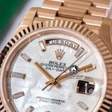 Đồng Hồ Rolex Day-Date 40mm 228235-0056 Rep 1:1 Chế Tác Mặt Số Xà Cừ Vân Mây Cọc Số Đính Kim Cương Moissanite