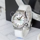 Đồng Hồ Hublot Classic Fusion 33mm Rep 1:1 Chế Tác Titanium Diamonds Mặt Số Xà Cừ Trắng Dây Da 581.NE.6070.LR.1204.JPN16