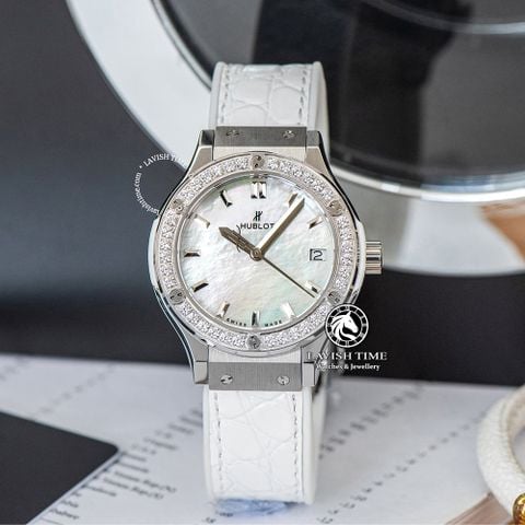 Đồng Hồ Hublot Classic Fusion 33mm Rep 1:1 Chế Tác Titanium Diamonds Mặt Số Xà Cừ Trắng Dây Da 581.NE.6070.LR.1204.JPN16