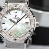 Đồng Hồ Hublot Classic Fusion 33mm Rep 1:1 Chế Tác Titanium Diamonds Mặt Số Xà Cừ Trắng Dây Da 581.NE.6070.LR.1204.JPN16
