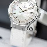 Đồng Hồ Hublot Classic Fusion 33mm Rep 1:1 Chế Tác Titanium Diamonds Mặt Số Xà Cừ Trắng Dây Da 581.NE.6070.LR.1204.JPN16