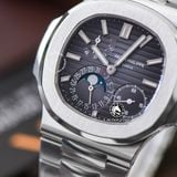 Đồng Hồ Patek Philippe Nautilus 5712/1A-001 Rep 1:1 Chế Tác Vỏ Bạc Mặt Xanh Dây Kim Loại