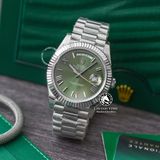 Đồng Hồ Rolex Day-Date 40mm 228239-0033 Rep 1:1 Cao Cấp Vỏ Bạc Mặt Xanh Olive Cọc Số La Mã Dây Kim Loại