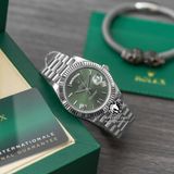 Đồng Hồ Rolex Day-Date 40mm 228239-0033 Rep 1:1 Cao Cấp Vỏ Bạc Mặt Xanh Olive Cọc Số La Mã Dây Kim Loại
