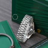 Đồng Hồ Rolex Day-Date 40mm 228239-0033 Rep 1:1 Cao Cấp Vỏ Bạc Mặt Xanh Olive Cọc Số La Mã Dây Kim Loại
