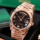 Đồng Hồ Rolex Day-Date 40mm 128235-004 Rep 1:1 Cao Cấp Vỏ Vàng Hồng Mặt Thạch Anh Cọc Số La Mã Đính Đá Dây Kim Loại