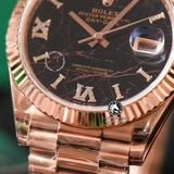 Đồng Hồ Rolex Day-Date 40mm 128235-004 Rep 1:1 Cao Cấp Vỏ Vàng Hồng Mặt Thạch Anh Cọc Số La Mã Đính Đá Dây Kim Loại