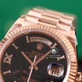 Đồng Hồ Rolex Day-Date 40mm 128235-004 Rep 1:1 Cao Cấp Vỏ Vàng Hồng Mặt Thạch Anh Cọc Số La Mã Đính Đá Dây Kim Loại