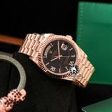 Đồng Hồ Rolex Day-Date 40mm 128235-004 Rep 1:1 Cao Cấp Vỏ Vàng Hồng Mặt Thạch Anh Cọc Số La Mã Đính Đá Dây Kim Loại