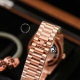 Đồng Hồ Rolex Day-Date 40mm 128235-004 Rep 1:1 Cao Cấp Vỏ Vàng Hồng Mặt Thạch Anh Cọc Số La Mã Đính Đá Dây Kim Loại