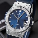Đồng Hồ Hublot Classic Fusion 42mm Rep 1:1 Chế Tác Vỏ Bạc Đính Đá Pave Mặt Số Xanh Dương Chải Tia 581.NX.7170.LR