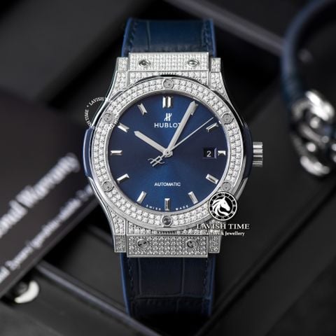 Đồng Hồ Hublot Classic Fusion 42mm Rep 1:1 Chế Tác Vỏ Bạc Đính Đá Pave Mặt Số Xanh Dương Chải Tia 581.NX.7170.LR