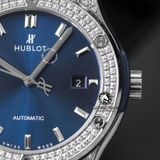 Đồng Hồ Hublot Classic Fusion 42mm Rep 1:1 Chế Tác Vỏ Bạc Đính Đá Pave Mặt Số Xanh Dương Chải Tia 581.NX.7170.LR