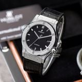 Đồng Hồ Hublot Classic Fusion 42mm Rep 1:1 Chế Tác Vỏ Bạc Đính Đá Pave Mặt Số Đen 542.NX.1171.LR.1704