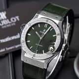Đồng Hồ Hublot Classic Fusion 42mm Rep 1:1 Chế Tác Vỏ Bạc Niềng Bezel Đính 1 Hàng Đá Mặt Số Xanh Lá 542.NX.8970.LR
