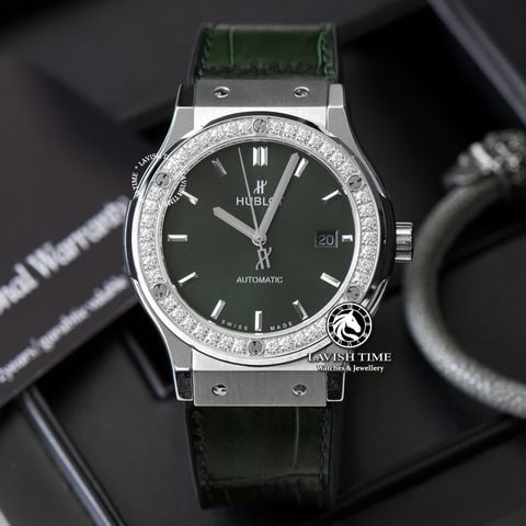 Đồng Hồ Hublot Classic Fusion 42mm Rep 1:1 Chế Tác Vỏ Bạc Niềng Bezel Đính 1 Hàng Đá Mặt Số Xanh Lá 542.NX.8970.LR