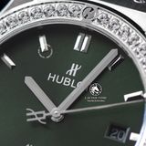 Đồng Hồ Hublot Classic Fusion 42mm Rep 1:1 Chế Tác Vỏ Bạc Niềng Bezel Đính 1 Hàng Đá Mặt Số Xanh Lá 542.NX.8970.LR