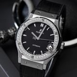 Đồng Hồ Hublot Classic Fusion 42mm Rep 1:1 Chế Tác Vỏ Bạc Niềng Bezel Đính 1 Hàng Đá Mặt Số Đen 542.NX.1171.LR