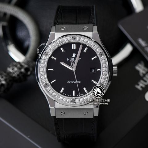 Đồng Hồ Hublot Classic Fusion 42mm Rep 1:1 Chế Tác Vỏ Bạc Niềng Bezel Đính 1 Hàng Đá Mặt Số Đen 542.NX.1171.LR