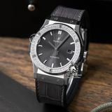 Đồng Hồ Hublot Classic Fusion 42mm Rep 1:1 Chế Tác Vỏ Bạc Niềng Bezel Đính 1 Hàng Đá Mặt Số Xám 542.NX.7071.LR