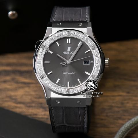 Đồng Hồ Hublot Classic Fusion 42mm Rep 1:1 Chế Tác Vỏ Bạc Niềng Bezel Đính 1 Hàng Đá Mặt Số Xám 542.NX.7071.LR