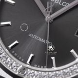 Đồng Hồ Hublot Classic Fusion 42mm Rep 1:1 Chế Tác Vỏ Bạc Niềng Bezel Đính 1 Hàng Đá Mặt Số Xám 542.NX.7071.LR